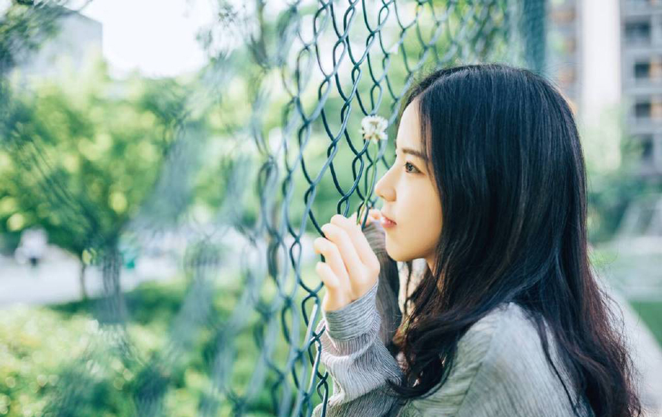 在梦想中期望生活;在追求中感受生活;在成长中理解生活;在平淡中品位生活。